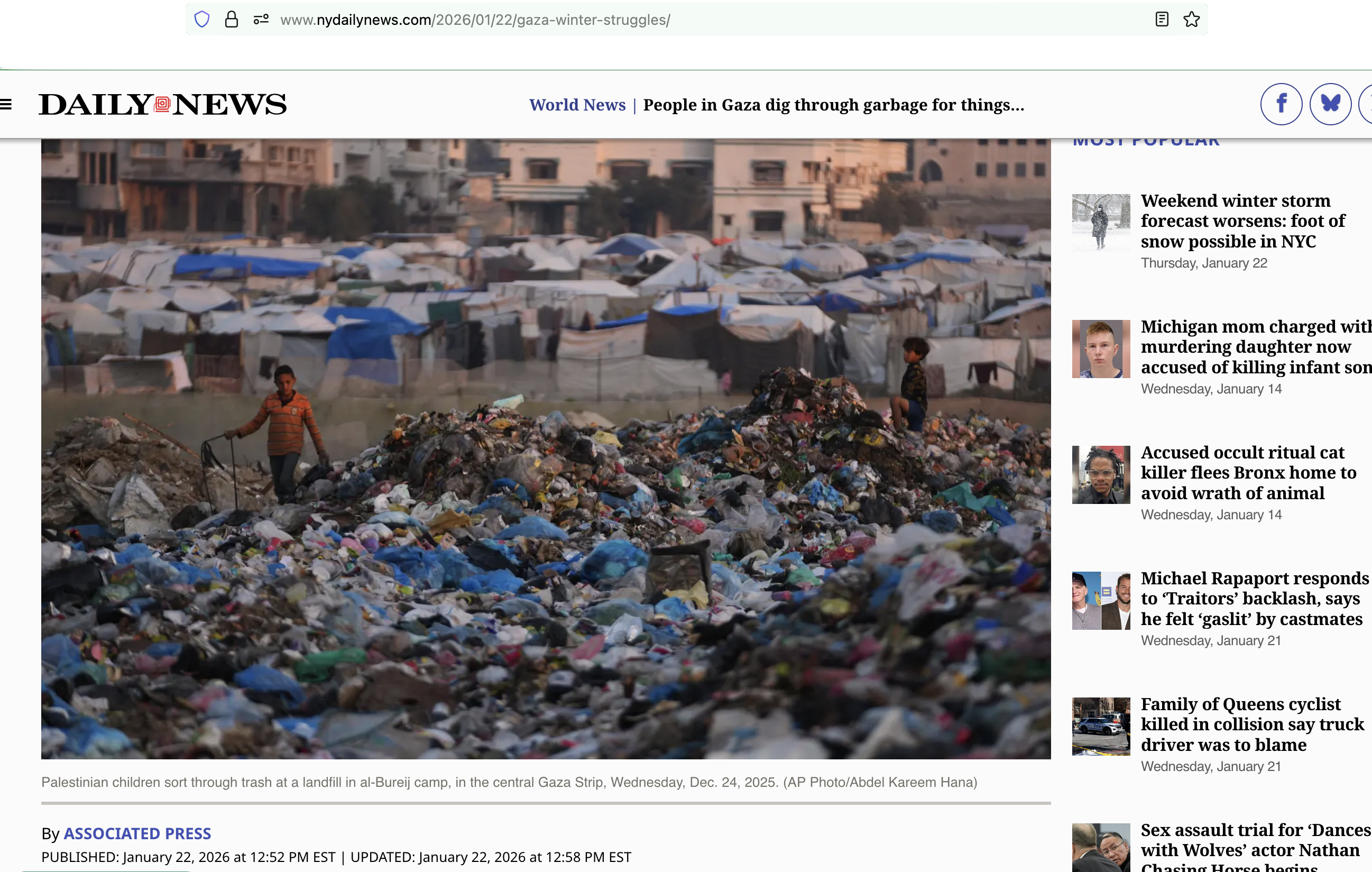 nydailynews.com People In Gaza Dig Through Garbage To Keep Warm